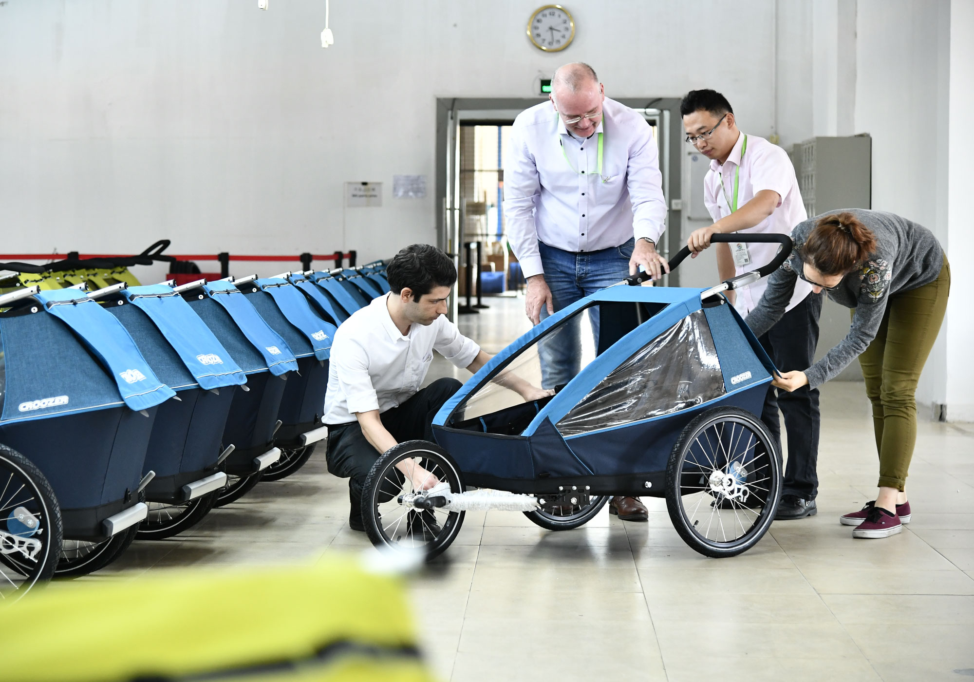 Production floor of Tetro with customer and production manager looking at a bike trailer of Croozer